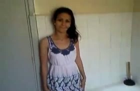 Симпатичная бабенка с улыбкой разделась перед камерой