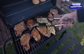 Русские подружки синхронно прыгают на членах