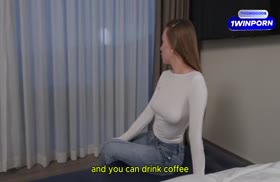 Девочка показывает сиськи и начинает делать минет