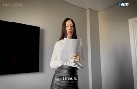 Брюнетка с татуированной жопой показала класс на члене