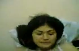 Узбечка теребит свою вагинку перед камерой